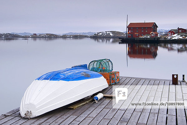 Schweden  Bohuslan  Gullholmen  Boot am Steg in der Bucht