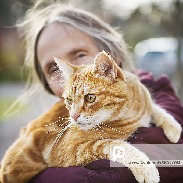 Schweden  Vastergotland  Fristad  Frau mit Katze