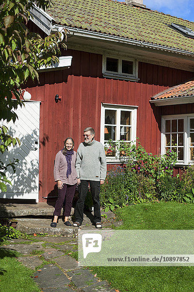 Schweden  Vastergotland  Tarby  Mann und Frau vor dem Haus stehend