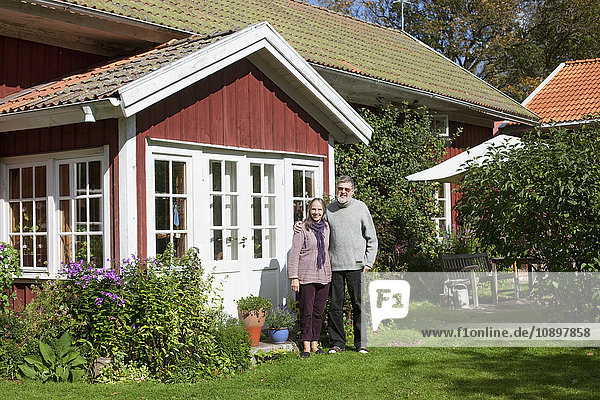 Schweden  Vastergotland  Tarby  Mann und Frau vor dem Haus stehend
