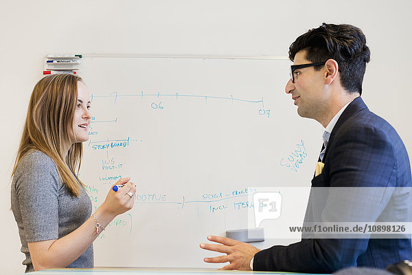 Schweden Die Leute reden vor dem Whiteboard