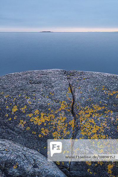 Schweden  Stockholm Archipel  Sodermanland  Femore  Erodierte Felsen mit Wasser im Hintergrund