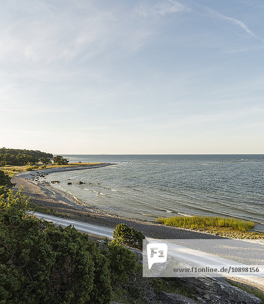 Schweden  Gotland  Grogarn  Wellen auf dem Wasser am Strand