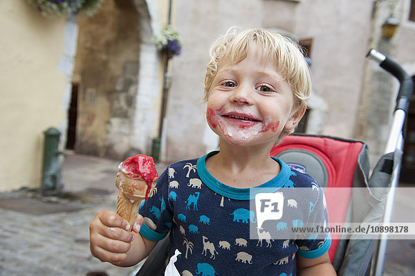 Frankreich  Rhône-Alpes  Haute-Savoie  Annecy  Lächelnder Junge (2-3) mit Eiscreme