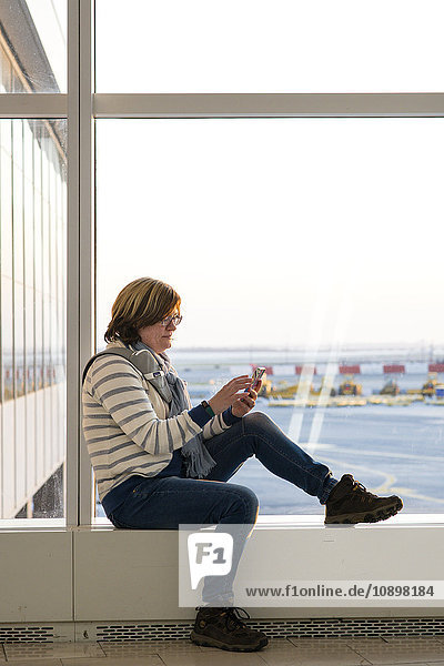 USA  New York State  New York City  John F. Kennedy International Airport  Frau sitzend und telefonierend