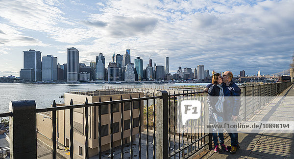 USA  New York State  New York City  Brooklyn Heights Promenade  Mann und Frau küssen mit Skyline im Hintergrund