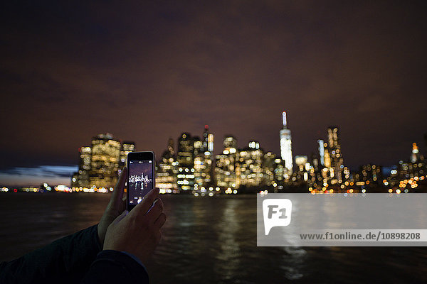USA  New York State  New York City  Manhattan  Woman´s Hände fotografieren Skyline mit Smartphone