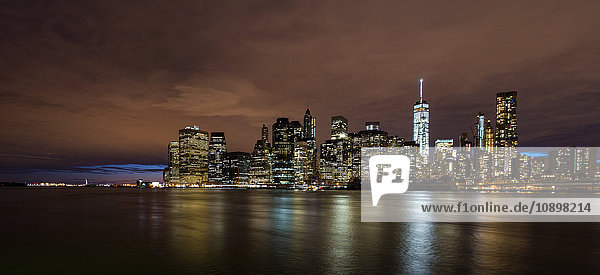 USA  New York State  New York City  Manhattan  Beleuchtete Wolkenkratzer bei Nacht