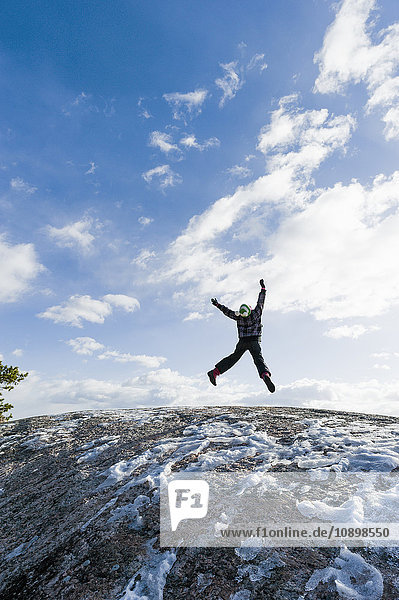 Schweden  Sodermanland  Femore  Girl (10-11) beim Springen über den Felsen