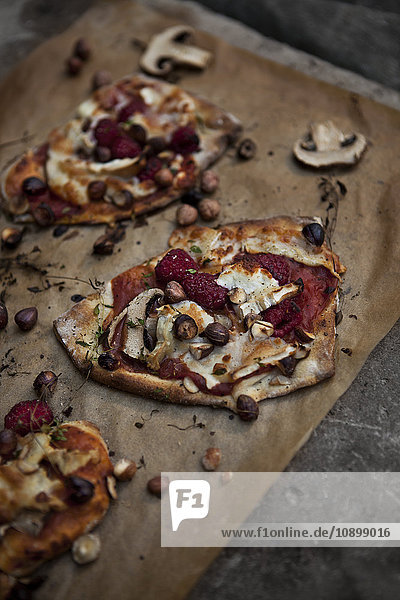 Pizza auf dem Schneidebrett