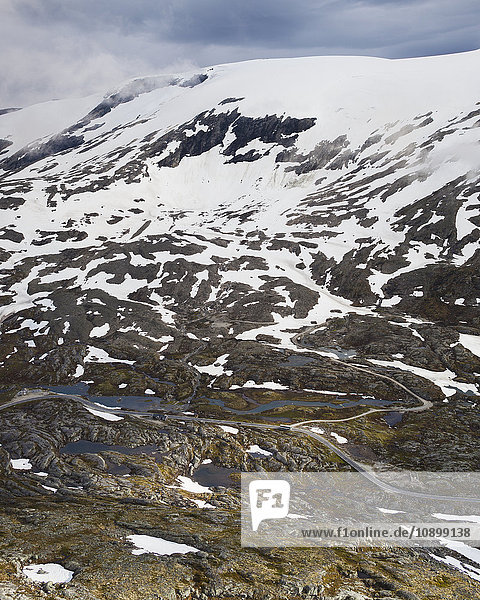 Norwegen  More og Romsdal  Schneebedeckte Berghänge