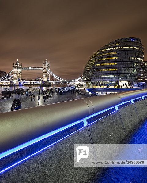 UK  England  London  Leuchtturmbrücke und Rathaus bei Nacht