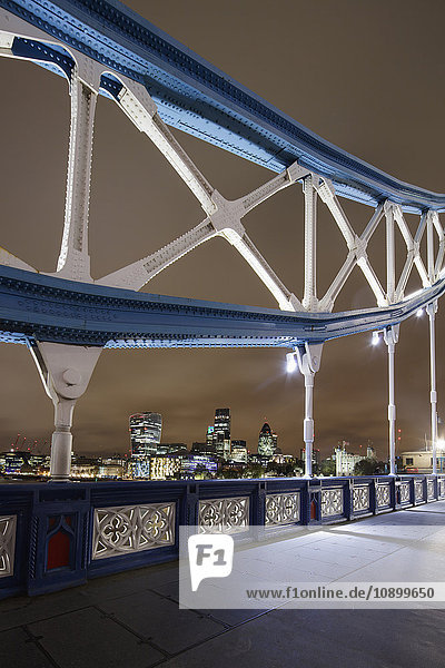 UK  England  London  Geländer der Tower Bridge bei Nacht