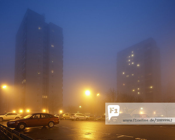 Schweden  Skane  Malmö  Hogaholm  Almvik  Wohngebäude mit Parkplatz im Vordergrund im Nebel