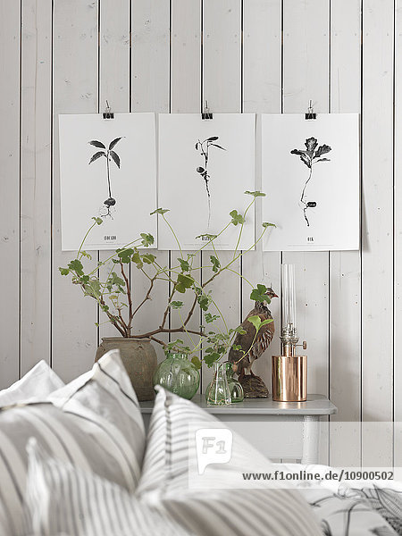 Schweden Vastergotland Bilder an der Wand im Schlafzimmer