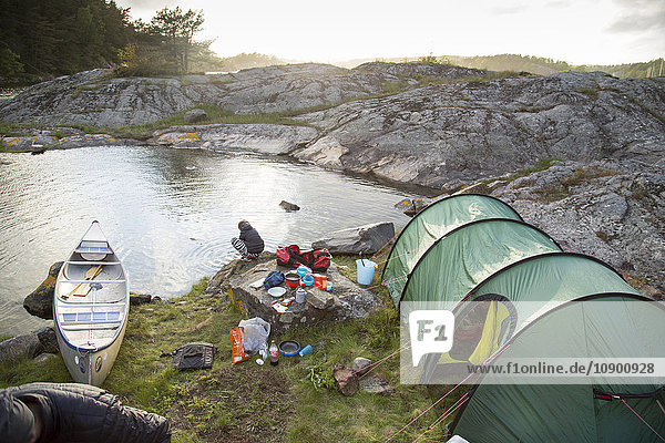 Schweden Westküste Bohuslan Flato Zelt am felsigen Flussufer