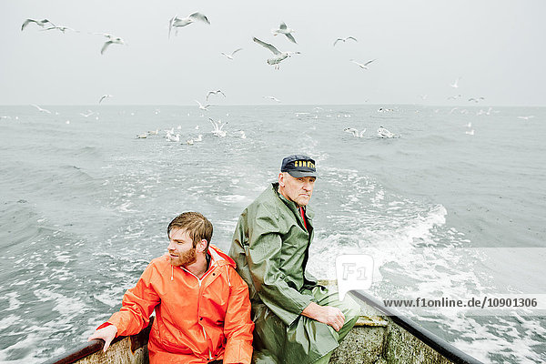 Schweden  Skane  Skane  Yngsjo  Männer fischen im Meer