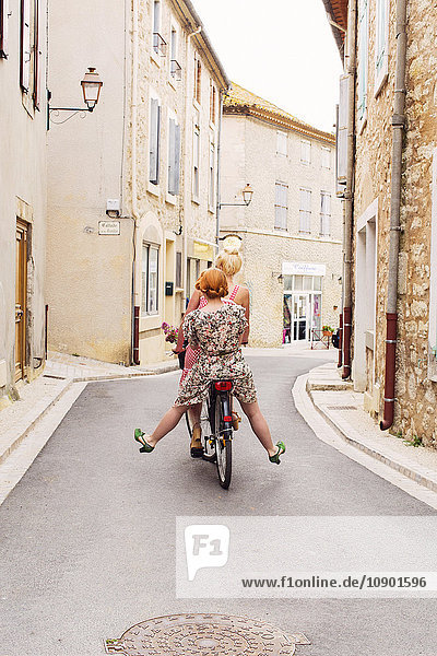 Frankreich  Languedoc-Roussillon  Peyriac de Mer  Zwei Frauen  die gemeinsam Fahrrad fahren