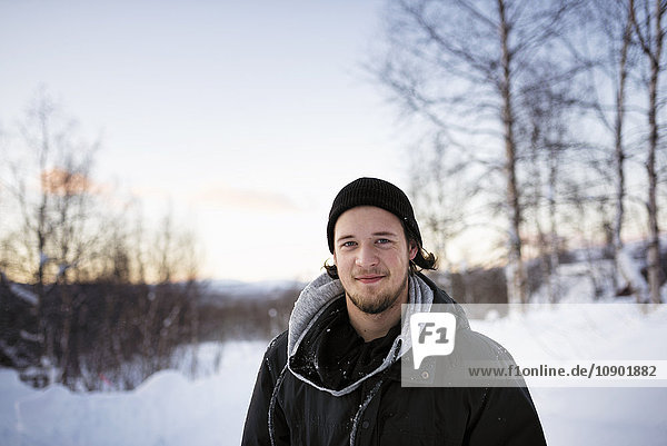 Schweden Lappland Hemavan Porträt eines jungen Mannes mit Parka im Winter