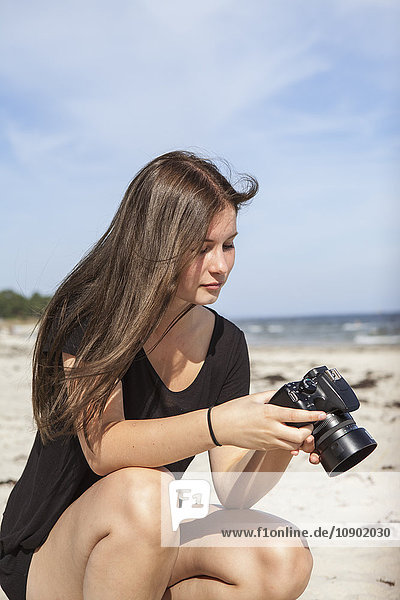 Schweden Skane Ahus Teenage girl (16-17) beim Fotografieren am Strand