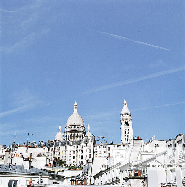 Frankreich  Ile-de-France  Paris  Montmartre  Basilika des Heiligen Herzens und Häuser gegen den Himmel