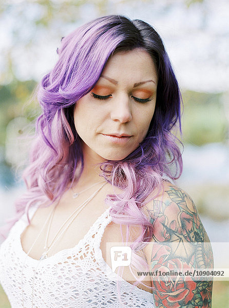 Schweden  Portrait der Braut mit langen lila Haaren und Tattoo bei Hippie-Hochzeit