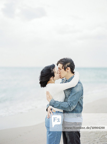 Spanien  Valencia  Paar umarmend und küssend am Strand