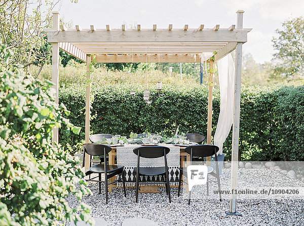 Schweden  Tisch unter Pavillon im Garten