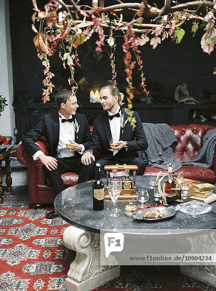 Schweden  Ehepaar auf Sofa sitzend