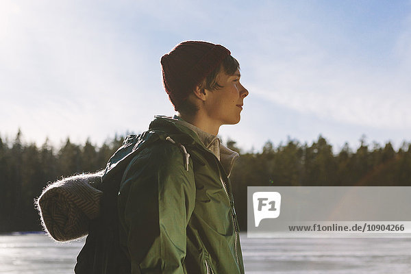 Finnland Esbo Kvarntrask Portrait eines jungen Mannes am Ufer des Waldsees