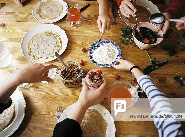 Schweden  Menschen beim Frühstücken bei Tisch
