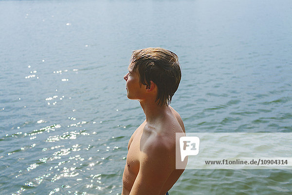 Finnland Junger Mann mit Blick auf den See