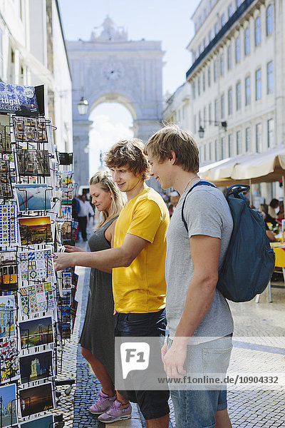 Portugal Lissabon Drei Touristen wählen Postkarten