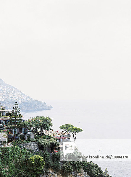 Italien  Amalfi  Positano  Haus auf Felsen und Tyrrhenisches Meer im Hintergrund