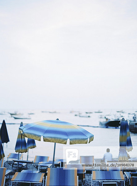 Italien  Amalfi  Positano  Sonnenschirm und Liegestühle