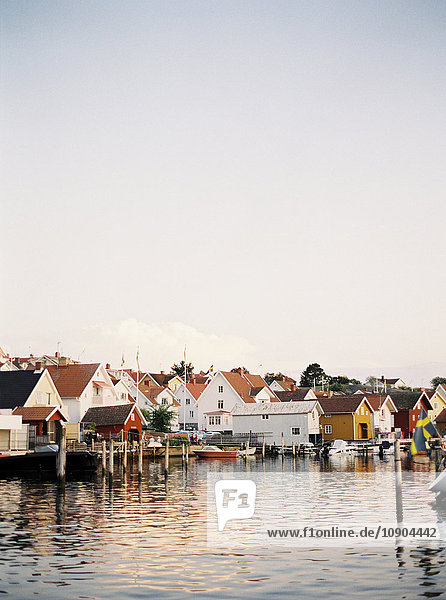 Schweden  Bohuslan  Fjallbacka  Häuser entlang der Küste unter freiem Himmel