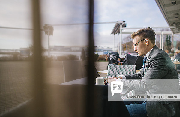 Finnland Helsinki Geschäftsmann im Outdoor-Café