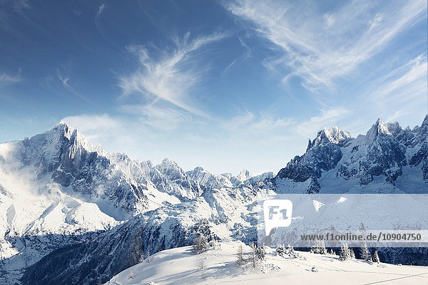 Frankreich  Rhône-Alpes  Haute-Savoie  Chamonix  Ausblick auf die Berge im Winter