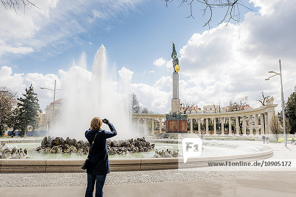 Österreich Wien Schwarzenbergplatz Frau fotografiert Statue