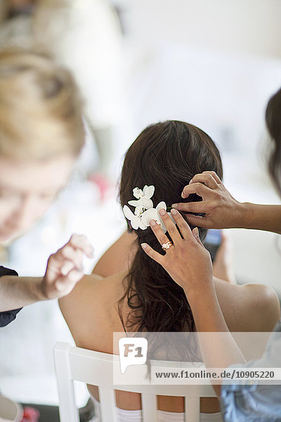 Schweden Pinning Blumen in junge bride´s Frisur