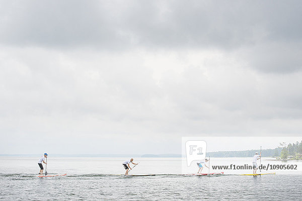 Finnland  Varsinais-Suomi  Eura  Vier Paddler beim Rennen auf dem See