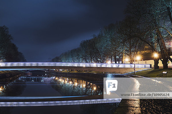 Finnland Varsinais-Suomi Turku Leuchtbrücke über den Fluss bei Nacht