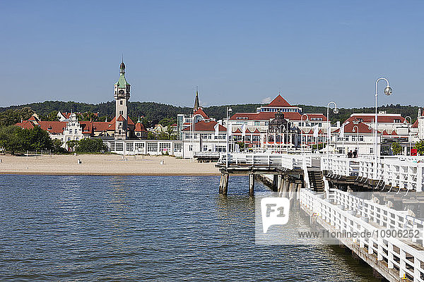 Poland  Pomerania  resort town of Sopot at Baltic Sea  view from the pier  beach