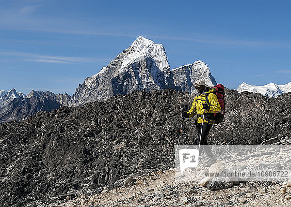 Nepal  Himalaya  Solo Khumbu  mountaineer at Ama Dablam South West Ridge with Taboche peak in background