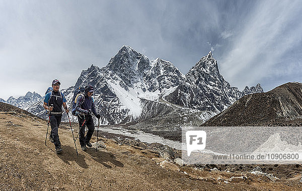 Nepal  Himalaya  Solo Khumbu  two men trekking
