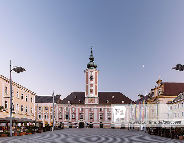 Österreich  Niederösterreich  St. Pölten  Rathausplatz und Rathaus am Abend