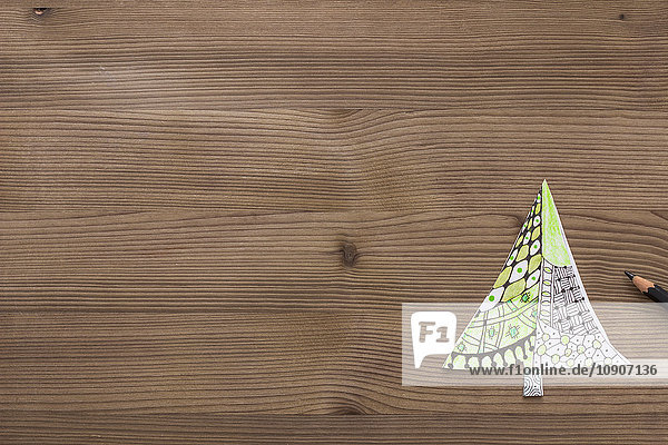 Christmas tree drawn in Zentangle on wood