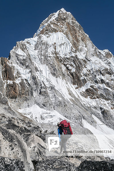 Nepal  Himalaya  Solo Khumbu  Everest-Region Ama Dablam  Bergsteiger