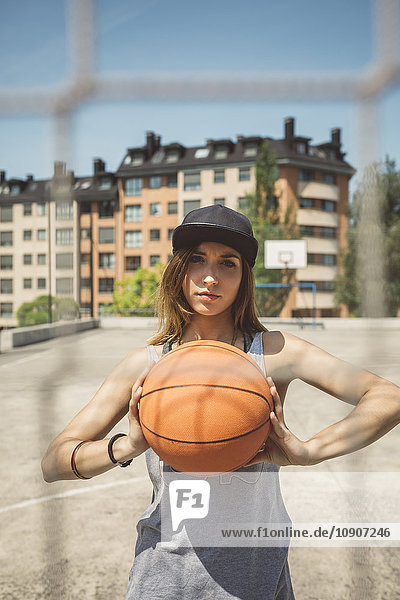 Junge Frau mit Basketballkappe