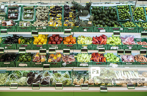 Stand mit Obst und Gemüse im Supermarkt